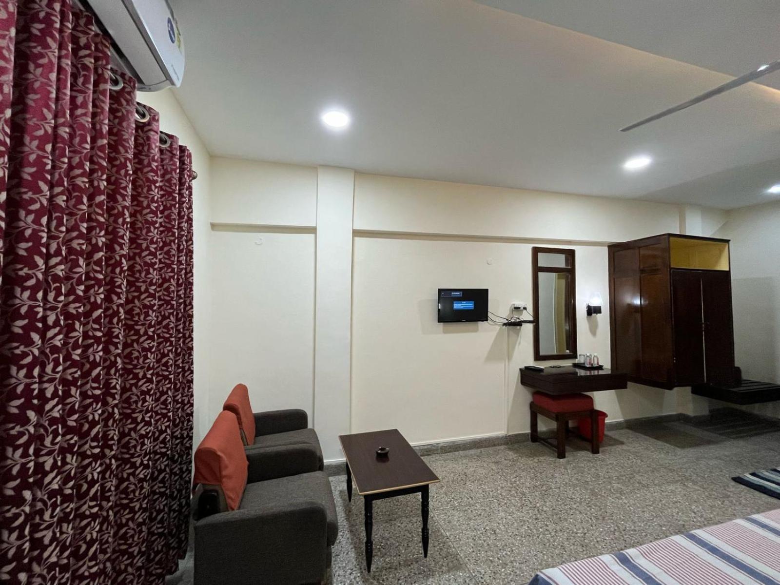 Gautam Hotel Varanasi Exterior photo